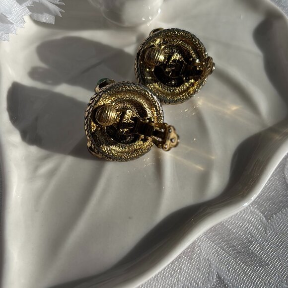 CAROLEE FAUX PEARL CABACHON CLIP EARRINGS - Picture 7 of 8